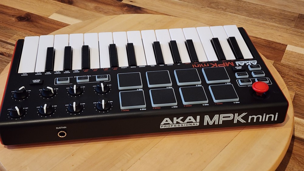 Akai Professional MPK Mini Compact Keyboard and Pad Controller - Excellent Cond.