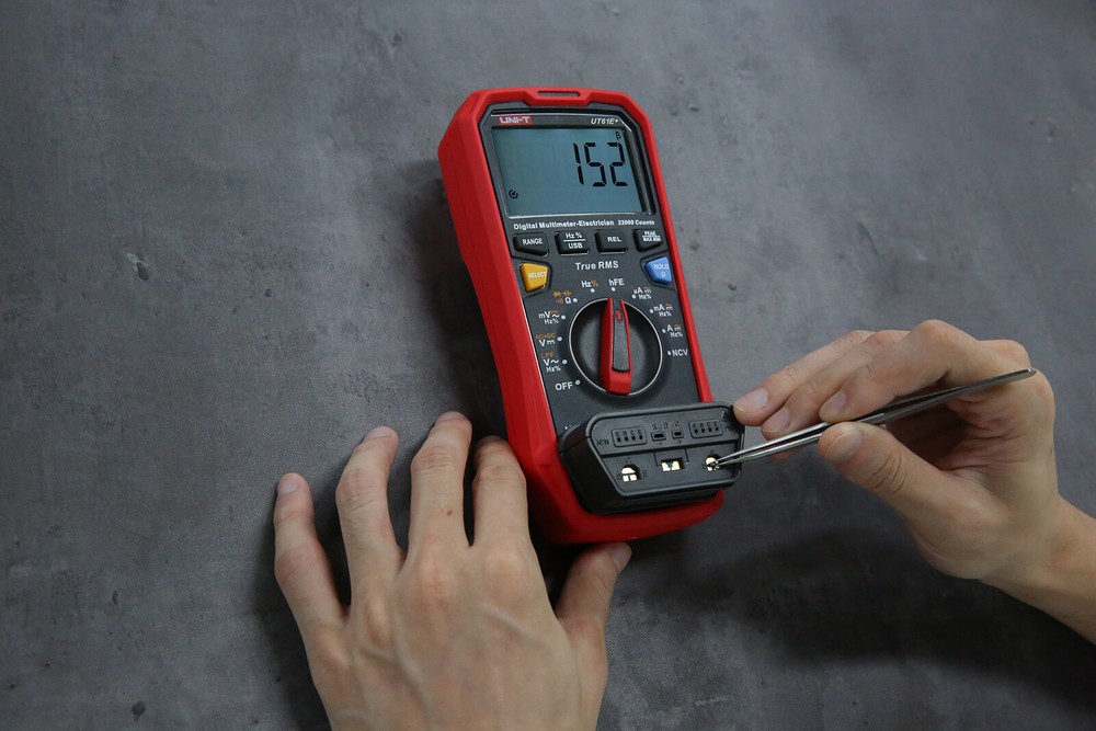 QTY:1 True RMS Digital Multimeter USB Data hold/backlight UT61E+ 1000V