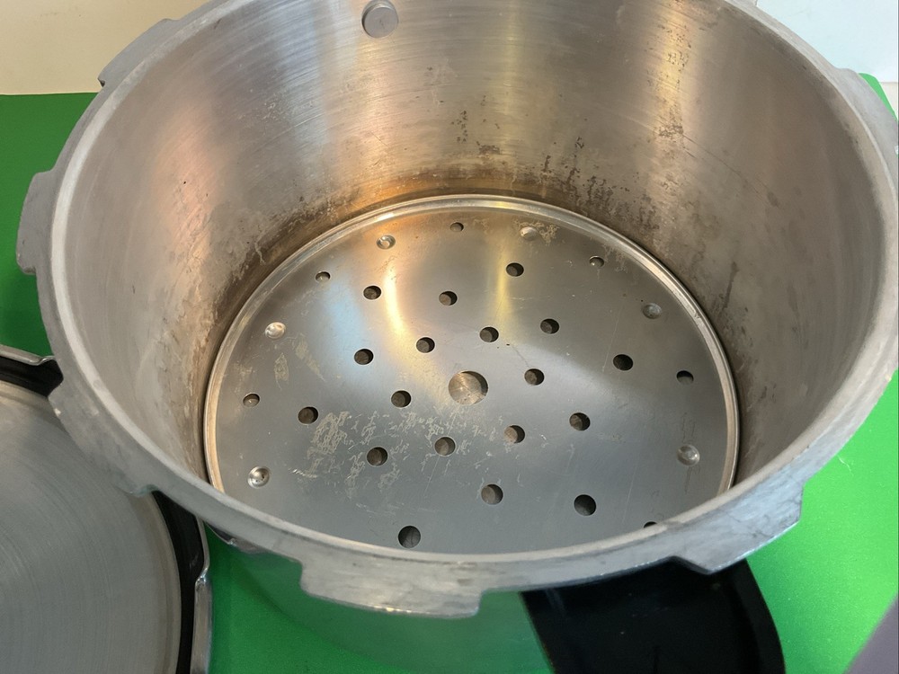 Vintage Presto Model 01282 8-Quart Pressure Cooker