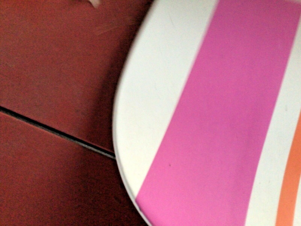 COMIC BOOK OR MAGAZINE RACK SNOWBOARD DESIGN