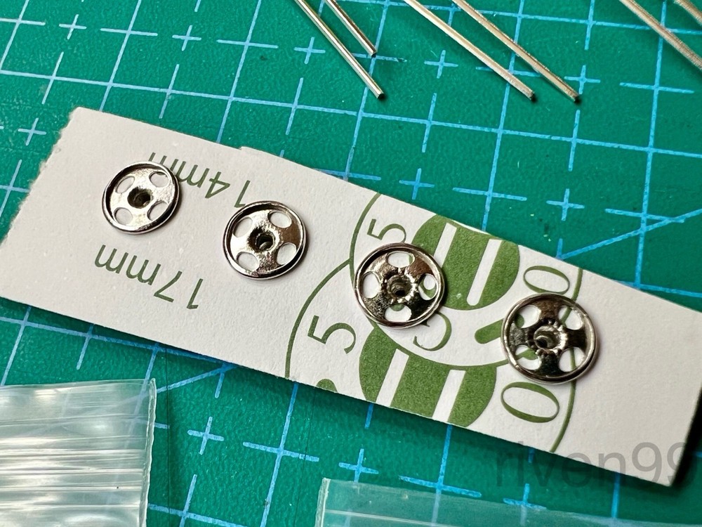 Adafruit Beginner LED Sewing Kit w/ conductive thread, flicker LEDs, snaps