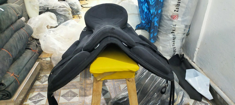 Synthetic Treeless Saddle Freemax Saddle Zig-Zag Design with plastic stirrup
