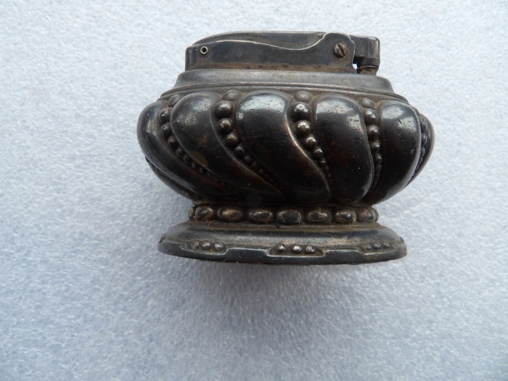 Vintage Ronson Crown Table Lighter.