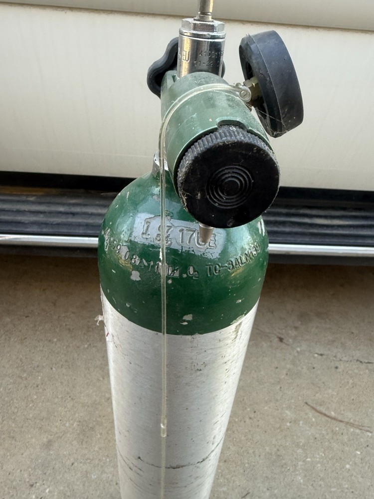 Praxair Empty Oxygen Tank With Regulator Car Size E