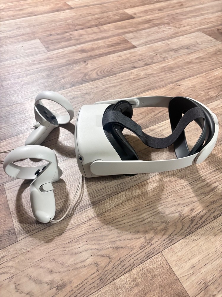 Meta Quest 2 white 64gb with controllers (Barely used)