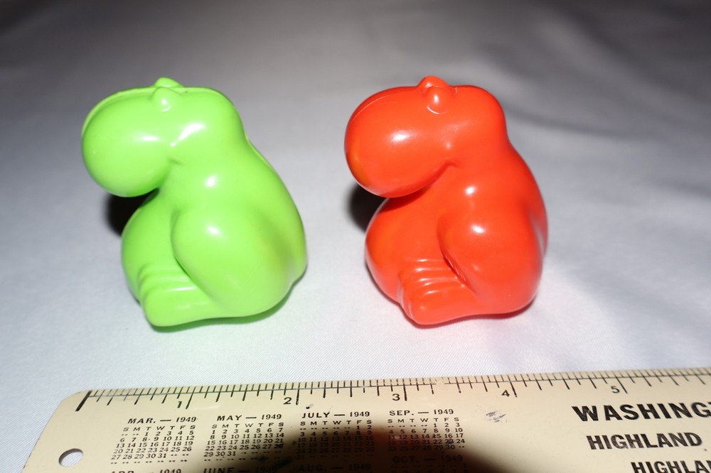 2 Vintage 1984 NERDS Willy Wonka Empty Plastic Candy Container Lot Green Orange