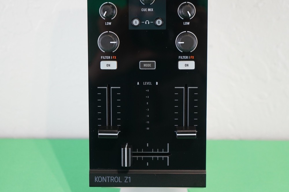 Native Instruments Traktor Kontrol Z1 DJ Mix Controller