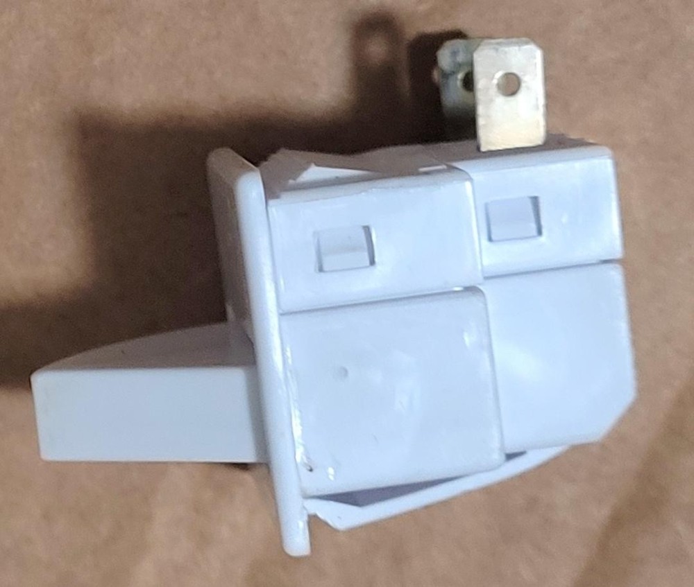 FRIGIDAIRE MODEL GRSS2652AF3 REFRIGERATOR LIGHT SWITCH 241547902