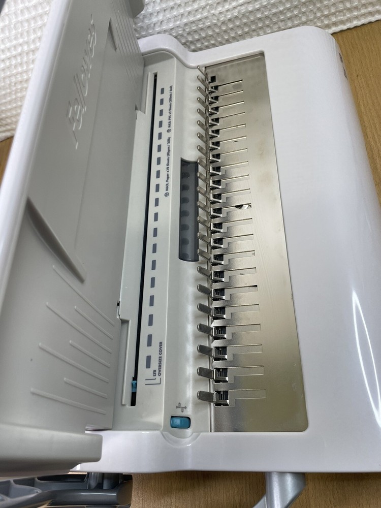 Fellowes Star 150 Manual Plastic Comb Punch and Binding Machine