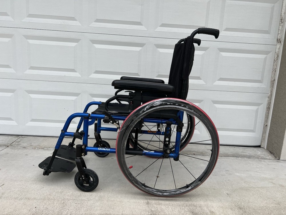Ki Mobility Catalist 5VX   Folding  wheelchair