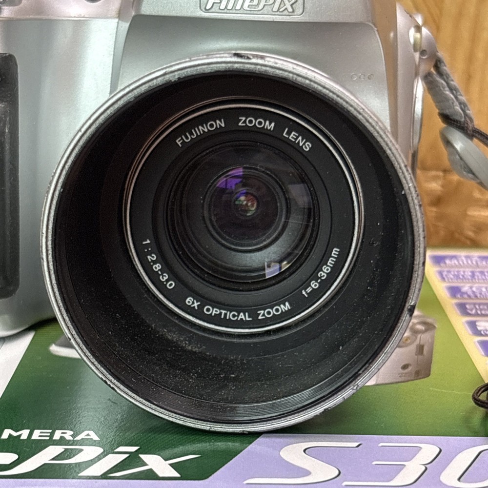 Fujifilm Finepix S3000 Digital Camera & Box - Working