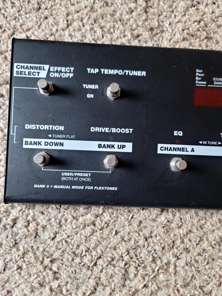 LINE 6 ELECTRIC GUITAR FLOOR BOARD