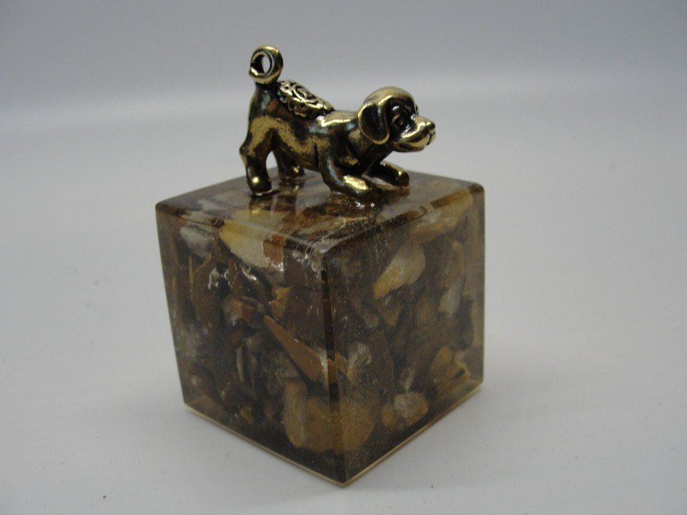 BRASS DOG ATTACHED TO CUBE FOR DISPLAY Z2040