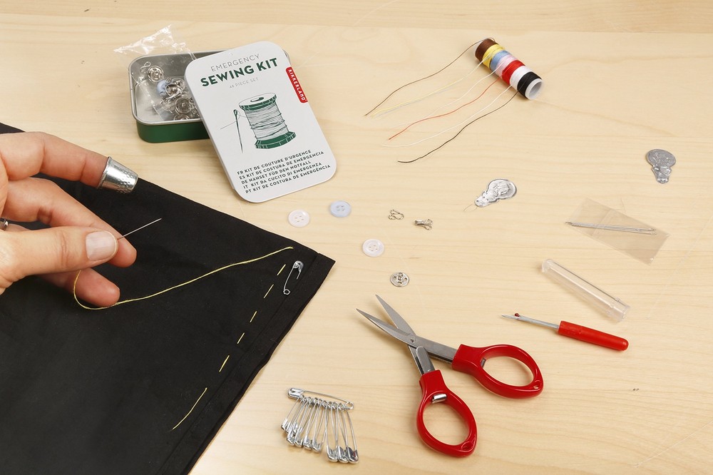 Kikkerland (CD134) Emergency Sewing Kit