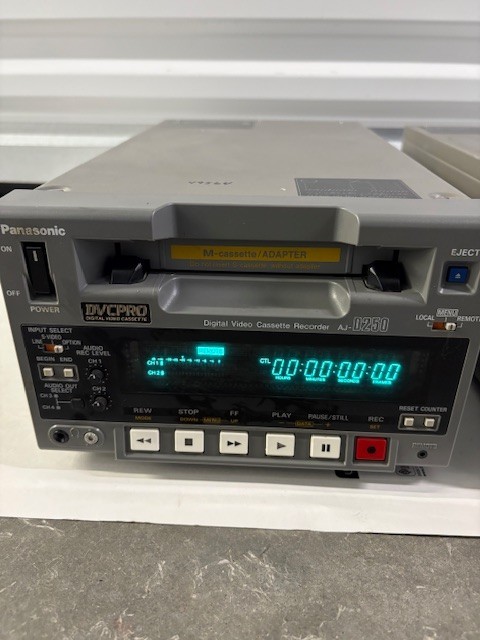PANASONIC AJ-D250P DVCPRO PROFESSIONAL VIDEOCASSETTE DIGITAL RECORDER PLAYER