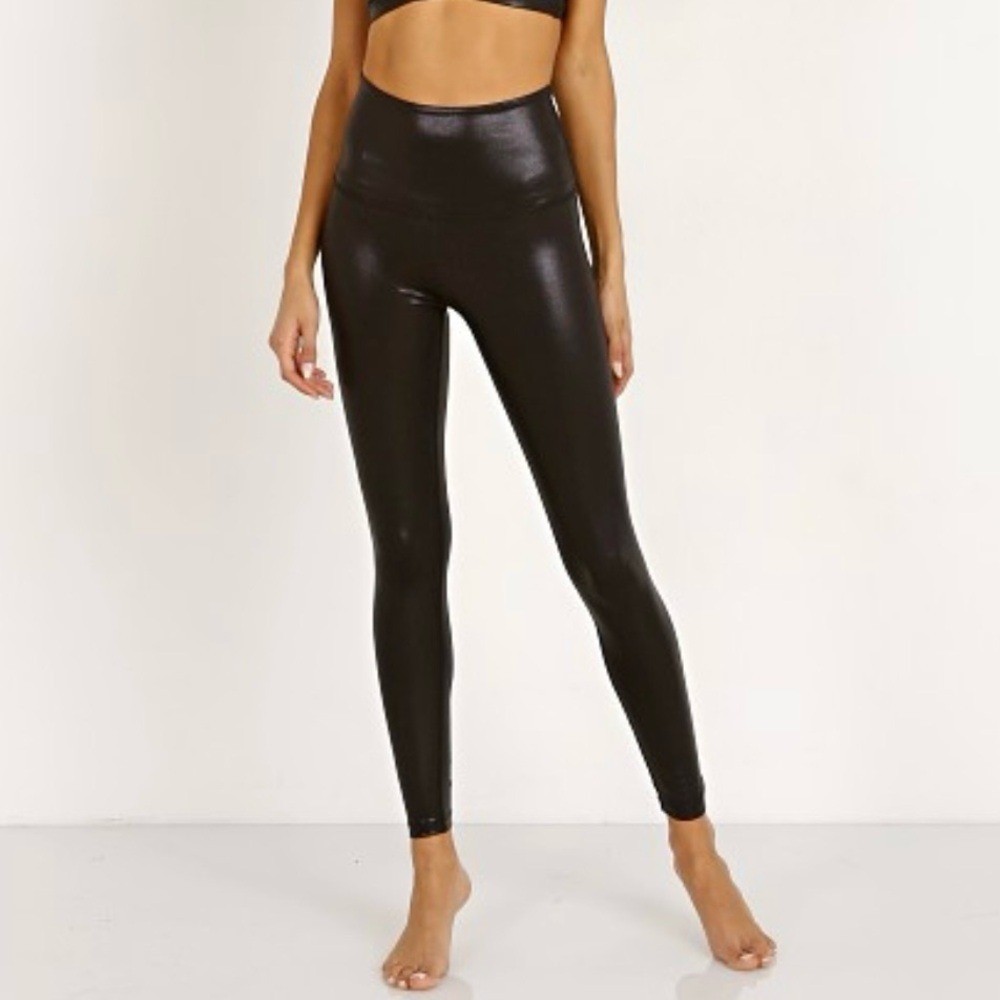 BEYOND YOGA Black Pearlized High Waisted Midi Active Workout Legging Size Medium