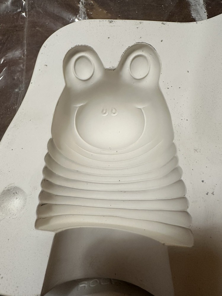(#2) Clay Magic Inc 2009 Medium Worm Head And Tail 3138 Slip Mold