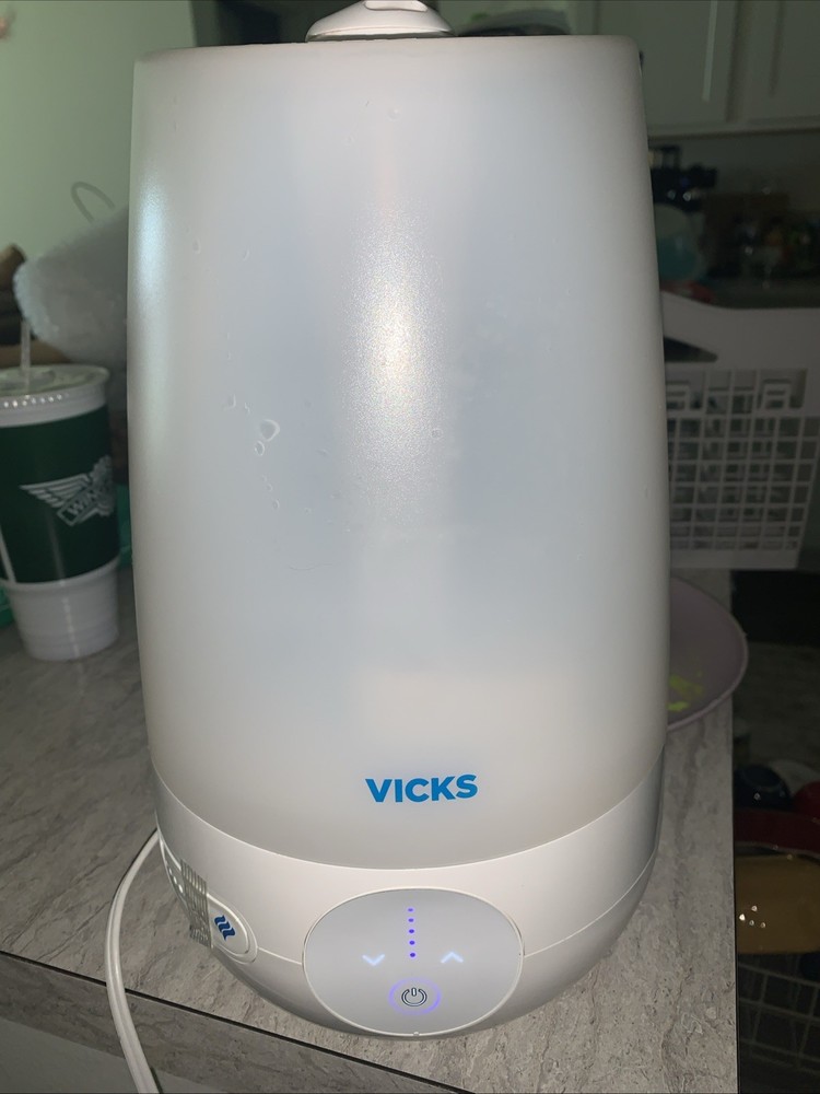 Vicks FilterFree Plus Cool Mist Plus Humidifier (VUL565), Medium Room...