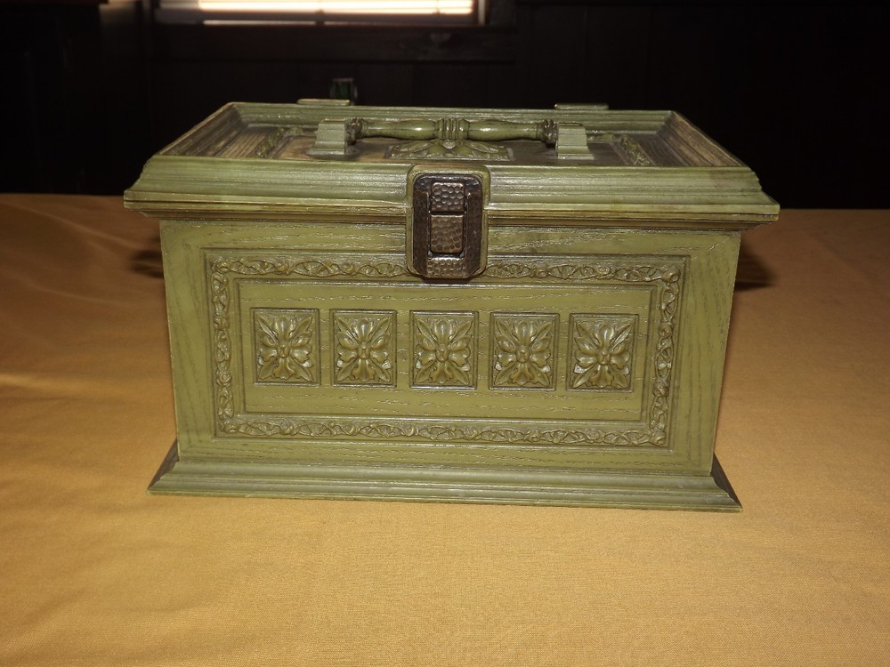 VINTAGE MAX KLEIN GREEN ORNATE PLASTIC SEWING KEEPSAKE BOX
