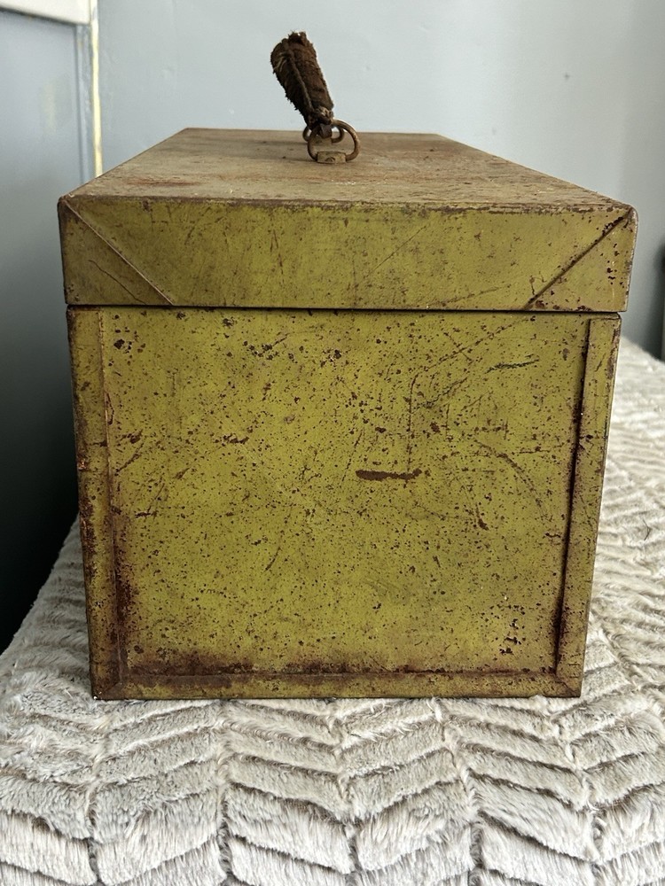 Vintage snap on toolbox missing tray SEE PICTURES