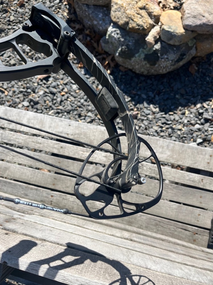 pse full throttle 70lb/29in draw compound bow with extras