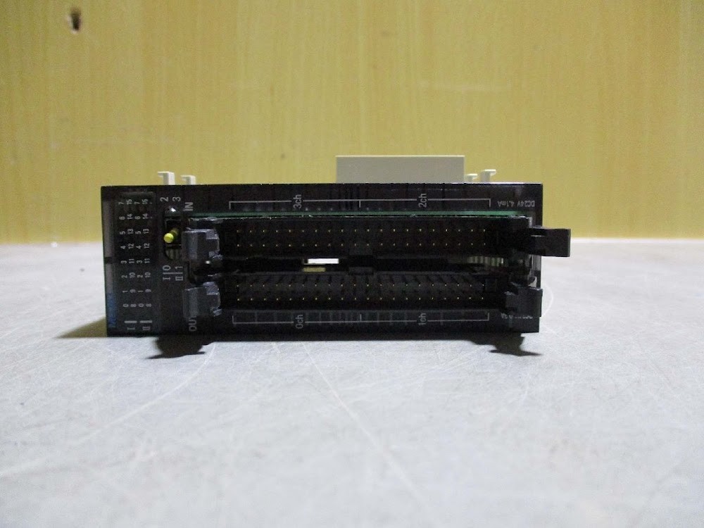 OMRON CJ1W-MD263 Input Output Unit PLC I/O Module USED