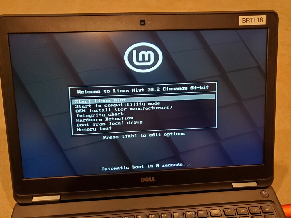 Linux Mint 20.2 Cinnamon x64 Bootable on 4G USB Stick!