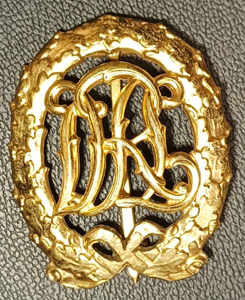 A badge DRL in gold