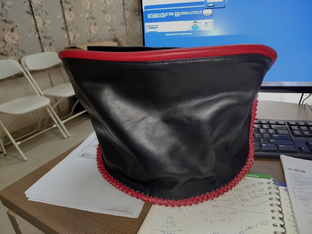 Busker Pouch