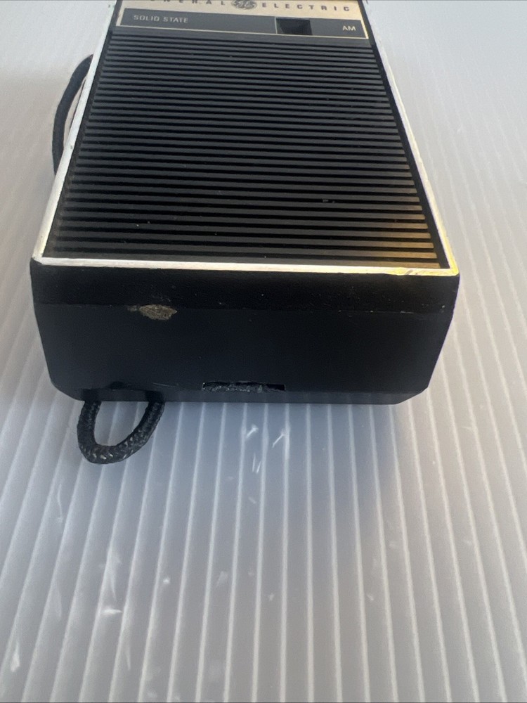 Vintage GENERAL ELECTRIC AM Solid State Handheld Radio