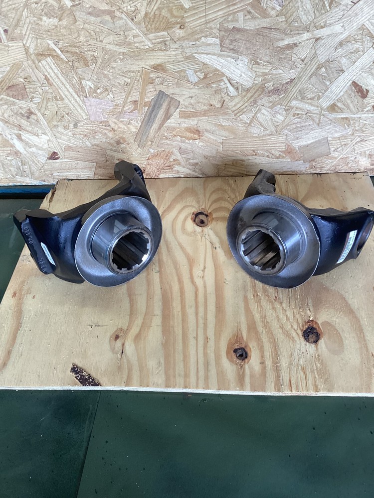 Yoke, universal joint HEMTT/M915/M916A1 /Dana 65-4-3711X