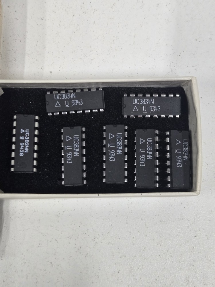 Lot of Unitrode Integrated Circuits Chips Controllers Circuits