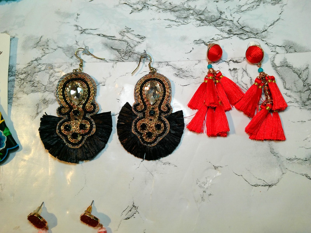 8 Pompon Artesanal Earrings (420)