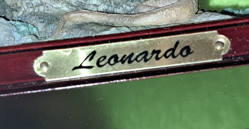 LEONARDO " THE MACAW PARROT " w/ Lizard BLACK/BLUE/ WHITE/YELLOW