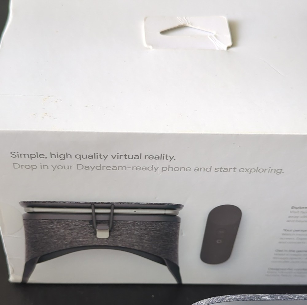 Google Daydream View Gray Smartphone VR Headset + Controller Bluetooth 90° 6in