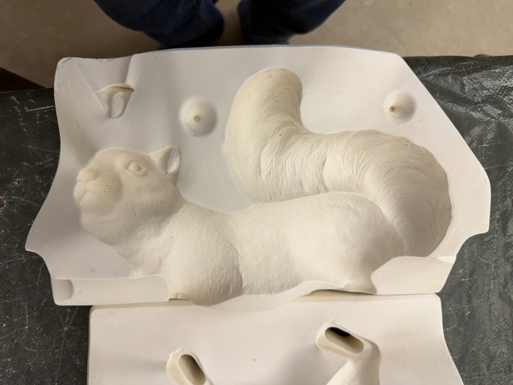 VINTAGE SCIOTO CERAMIC MOLD #S-2075 CLIMBING SQUIRREL