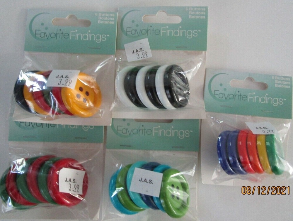BUTTONS..6 BUTTONS ASSORTED COLORS