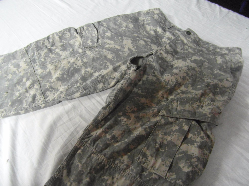 HUNTING WINDPROOF ACU CARGO SHORTS MEDIUM WITH DEFECTS