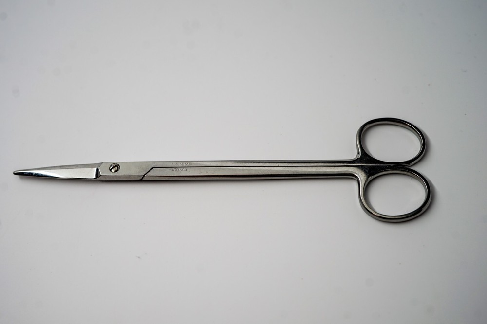 V Mueller Gorney Facelift Plastic Surgery Scissors 7-1/4 Inch RH1663 (Used)