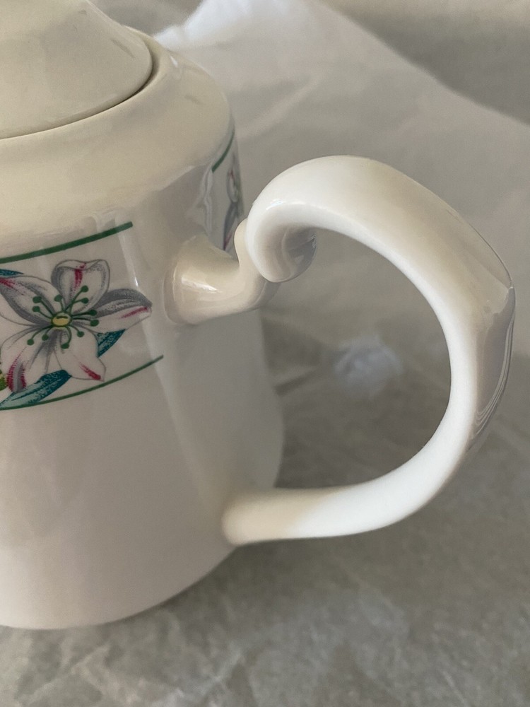 FARBERWARE Bouquet 301 -8 Teapot. Excellent Condition.