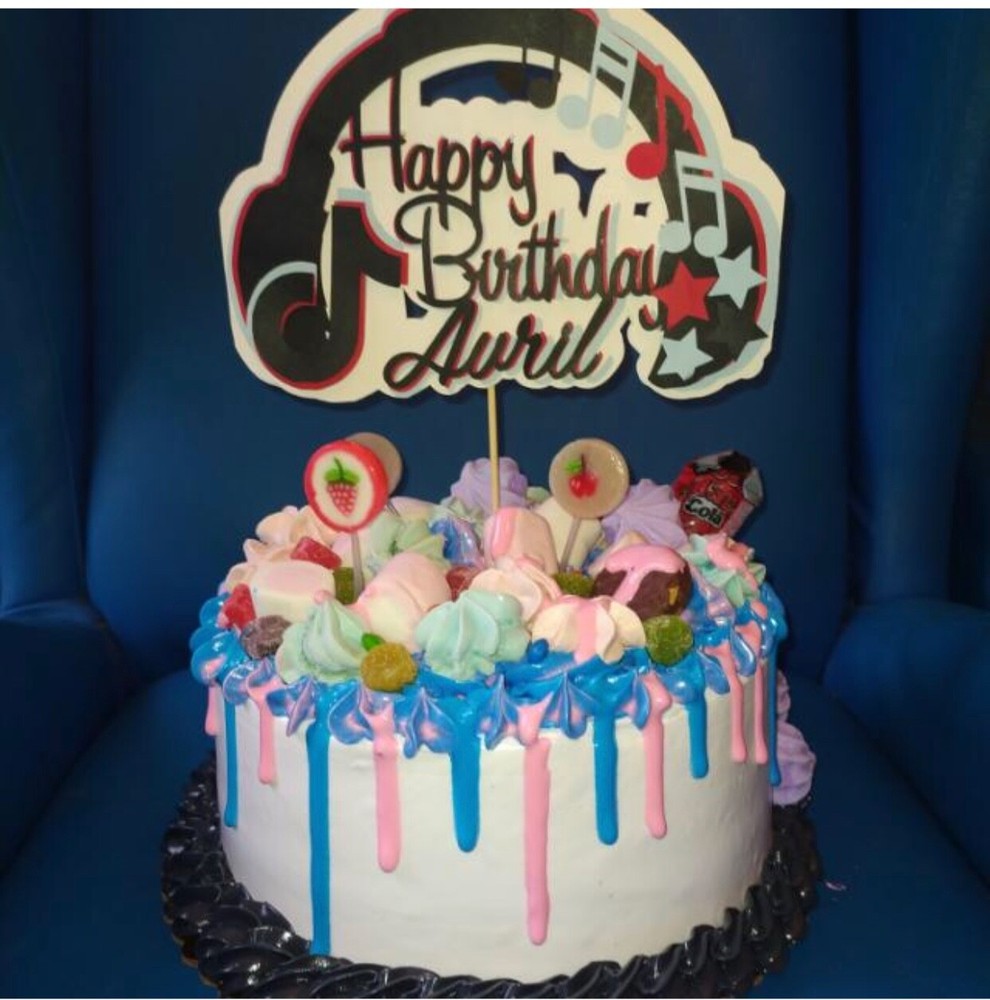 Top cake personalized with your own name 