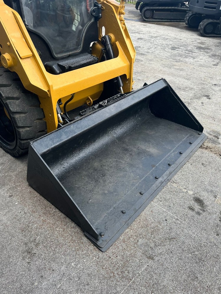 2015 Caterpillar 226D Enclosed Cab Skid Steer Loader
