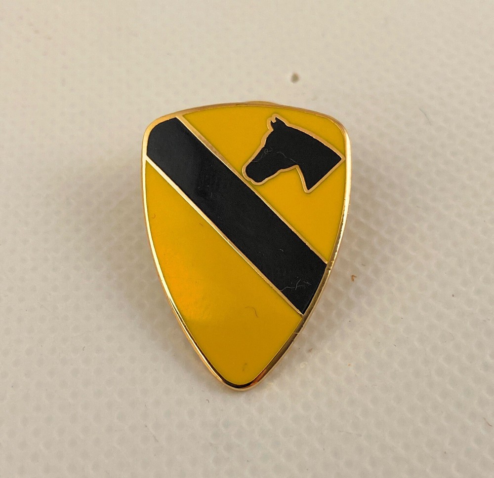 🌟US Army 1st Cavalry Division "First Team", Hat Lapel Clutchback Pin, 1"
