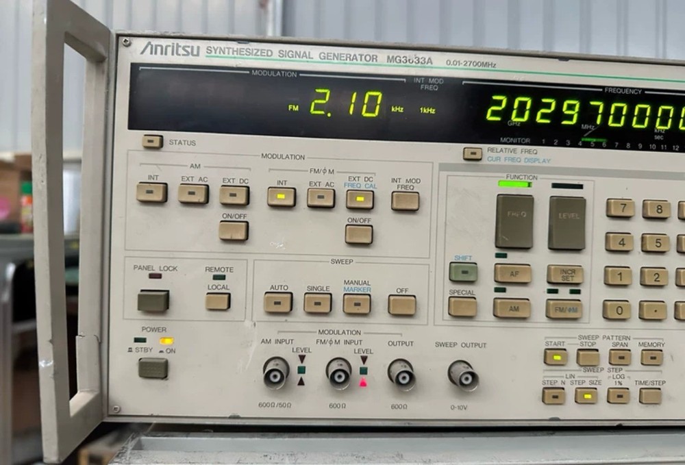 Anritsu MG3633A Synthesized Signal Generator