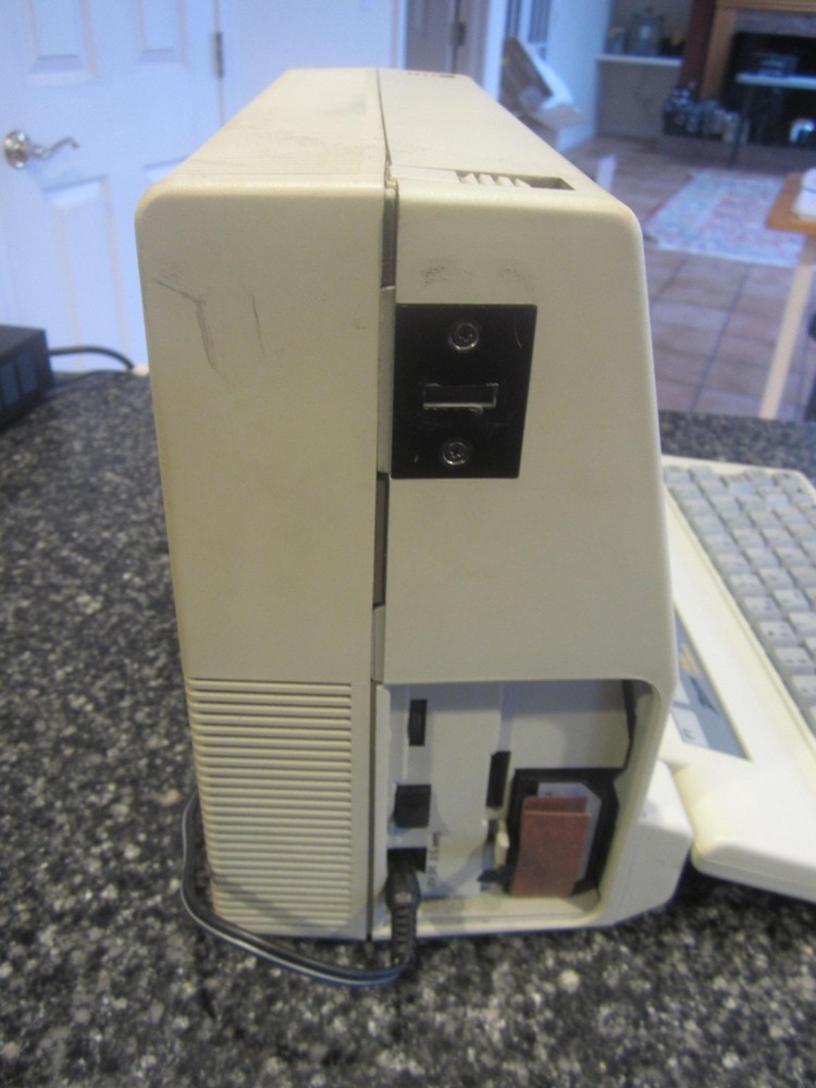 VNTG Zenith Data Systems ZFL-171-42 Portabl Personal Computer W/CASE - POWERS ON