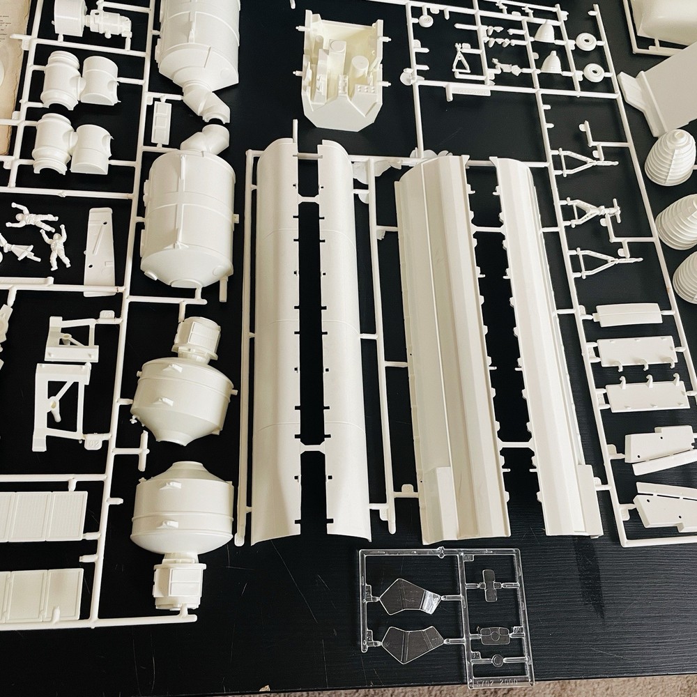 Monogram Space Shuttle Challenger 1/72 Model Kit #5702 One Piece Missing