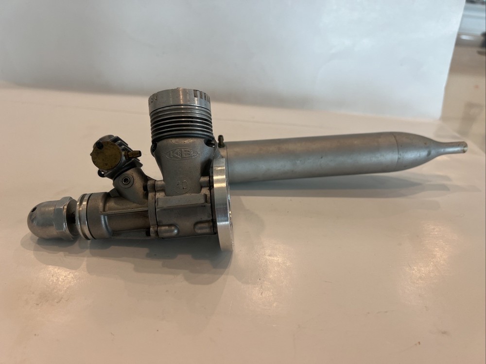 K&B 40 R/C Model Airplane Glow Engine with Muffler