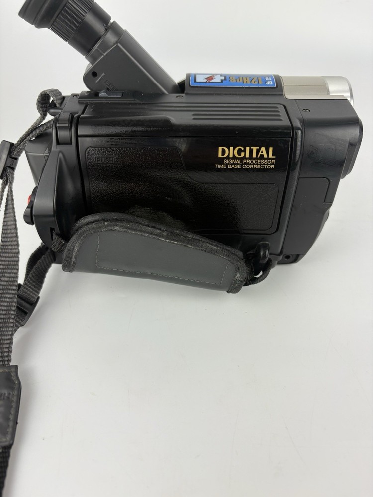 Hitachi X500 Video Camera Camcorder VM-E563LE 8mm Plus Accessories Pls Read