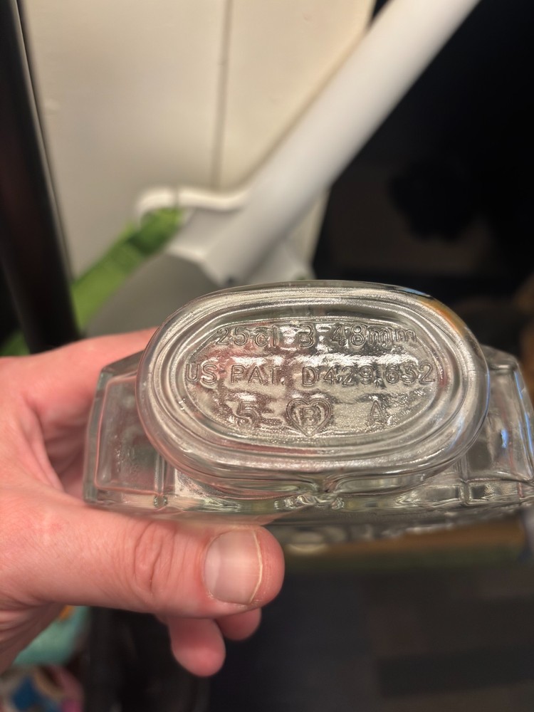 US Pat. Maple Leaf Shaped Bottle with Lid- Clear 25 cl/ 48mm (empty)