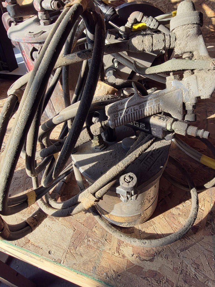 Binks SG2 2 Quart w/ Hoses, and Spray Gun